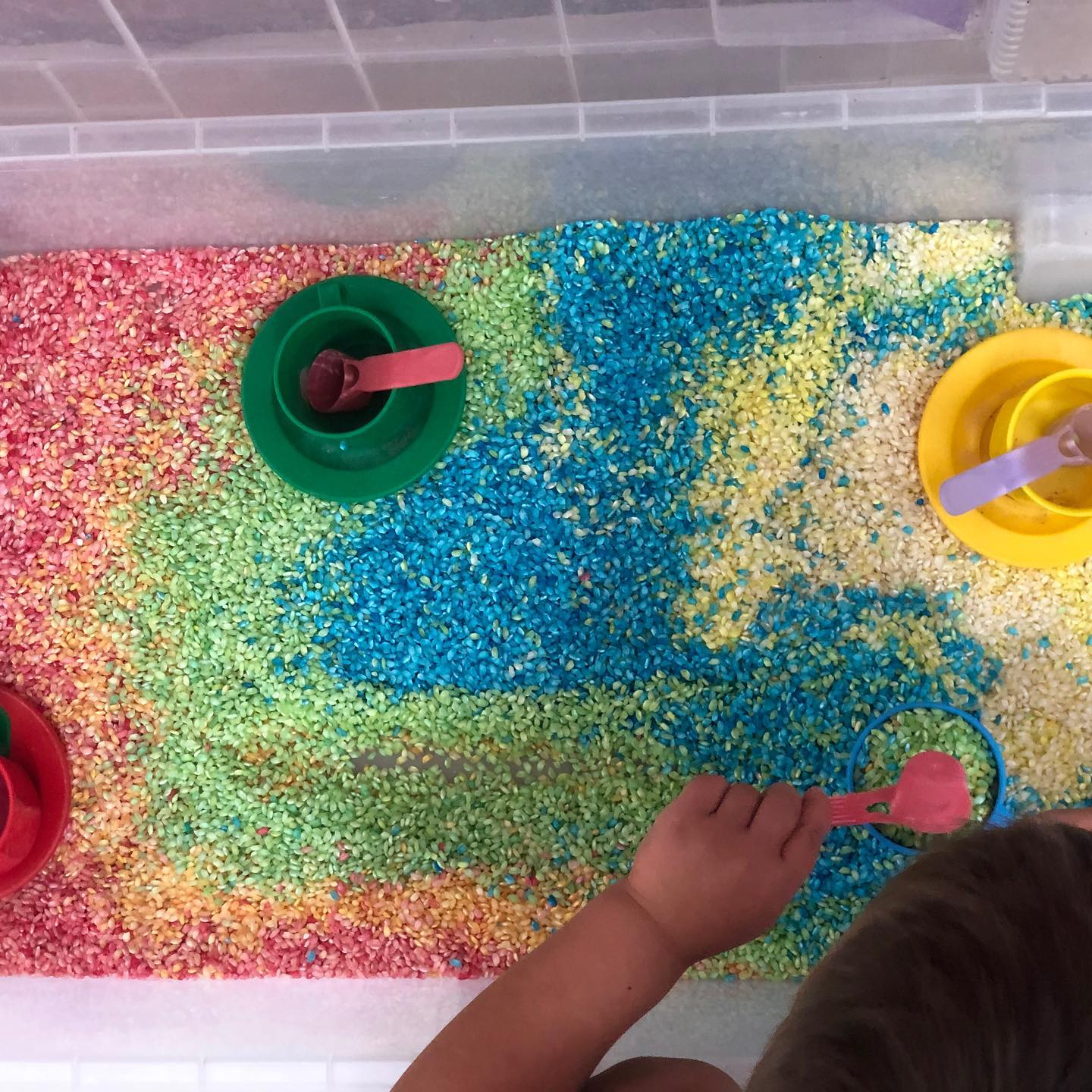Actividad Montessori - Rainbow rice por Mami Juega Conmigo